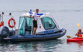 W długi weekend policja apeluje o rozwagę  na drogach i nad wodą